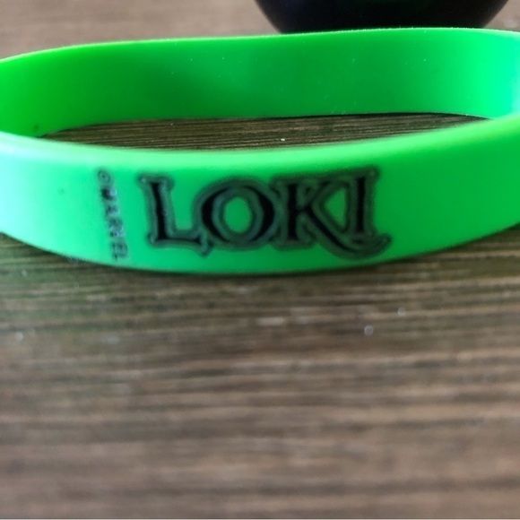 Marvel Bad Guys Mystery Capsule: Loki rubber bracelet - Picture 2 of 3